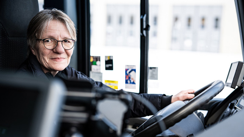 Bussförare Kerstin bakom ratten i sin buss