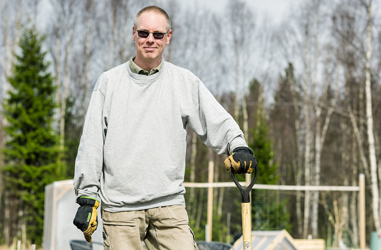 Bussresenär Stefan Boström i sin trädgård