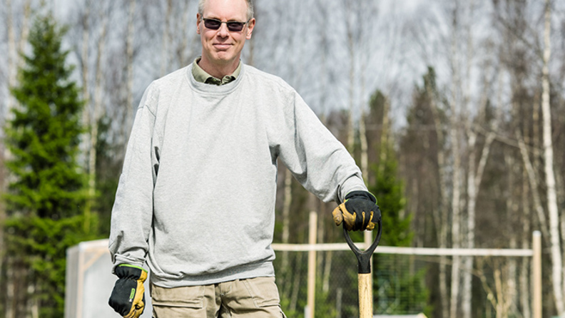 Bussresenär Stefan Boström i sin trädgård