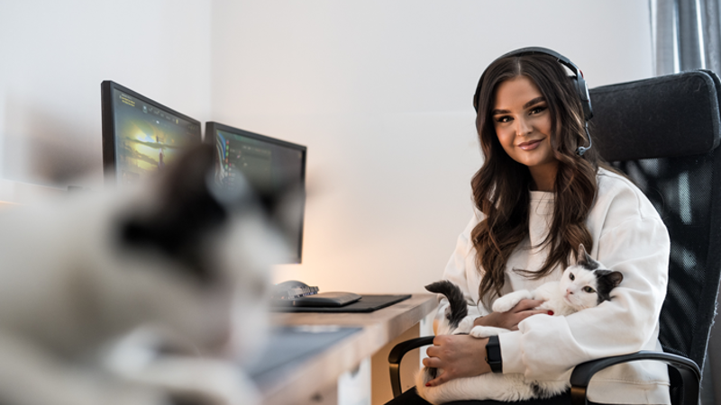 Bussresenär Elvira Boldén med sin katt