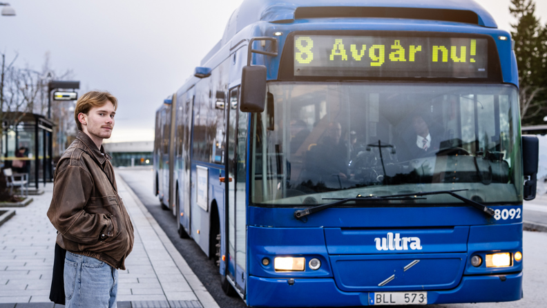 Bussresenär Joel Lökholm väntar på en buss