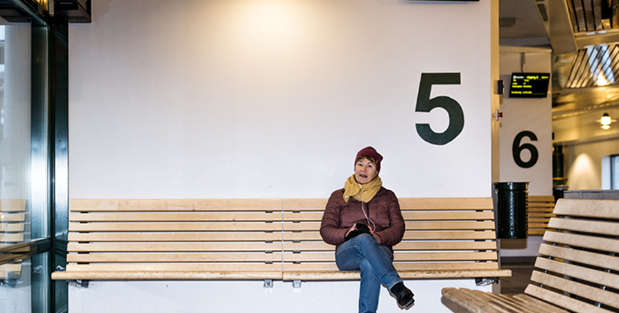 Bussresenär Heidi vid en gate på Umeå busstation