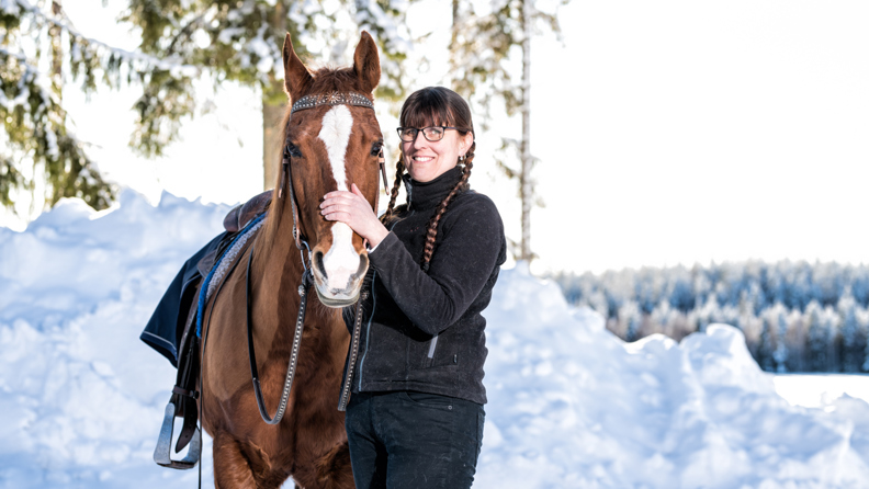 Bussförare Anneli med sin häst