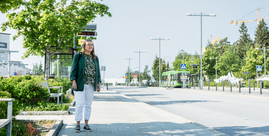 Bussresenär Anna på hållplatsen Umeå Universitetsjukhuset