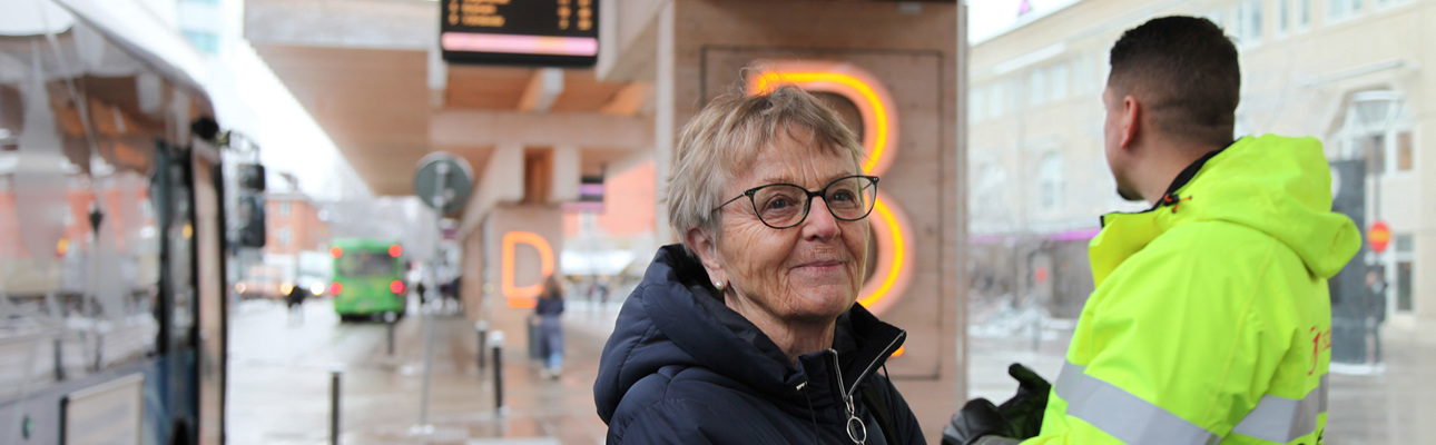En glad bussresenär
