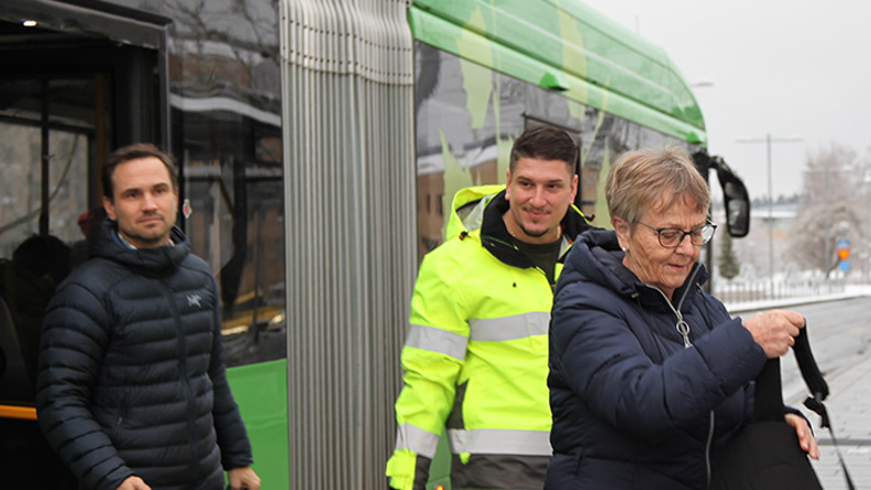 Resenärer kliver av en buss genom bakdörren