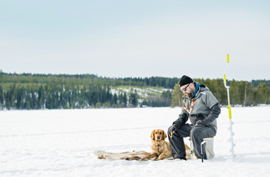 Bussresenär Andreas pimplar med sin hund