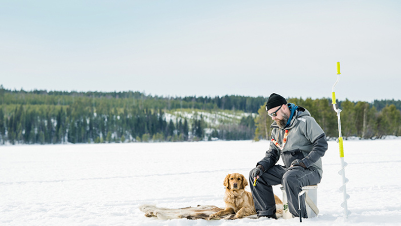 Bussresenär Andreas pimplar med sin hund