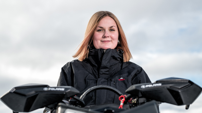 Bussförare Felicia med sin snöskoter