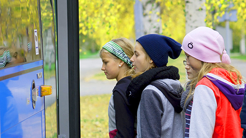 Resenärer kliver på bussen genom framdörren