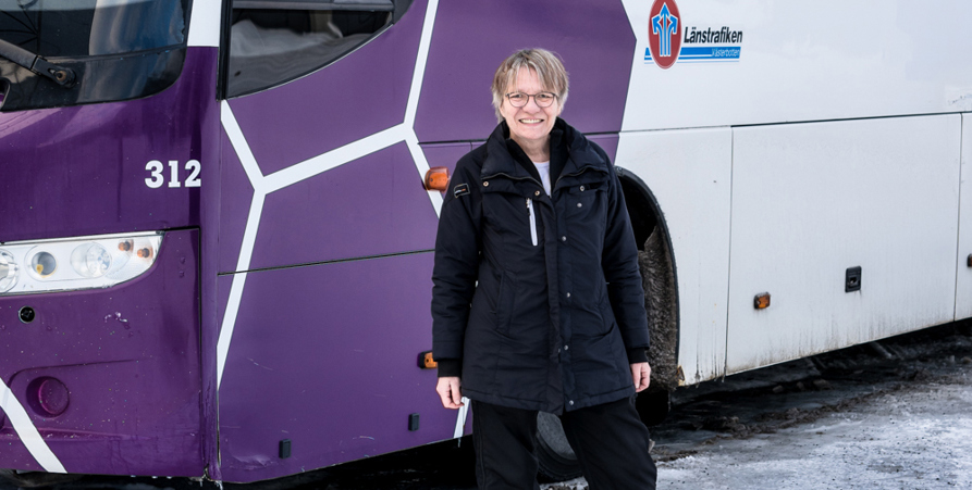 Bufförare Kerstin vid sin buss
