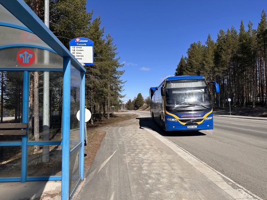 Länstrafikens buss anländer till hållplats Furuvik