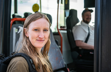 Bussresenär Jonna kliver ombord på bussen