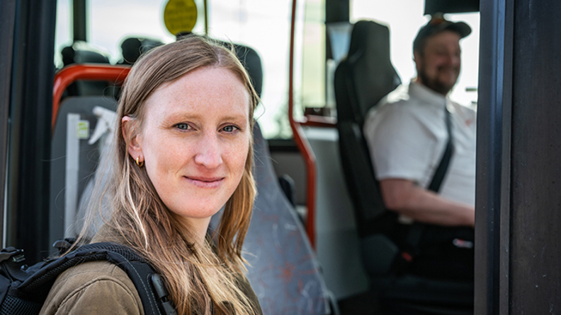 Bussresenär Jonna kliver ombord på bussen