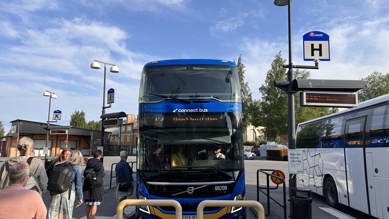 Resenärer kliver ombord på bussen på Skellefteå Busstation