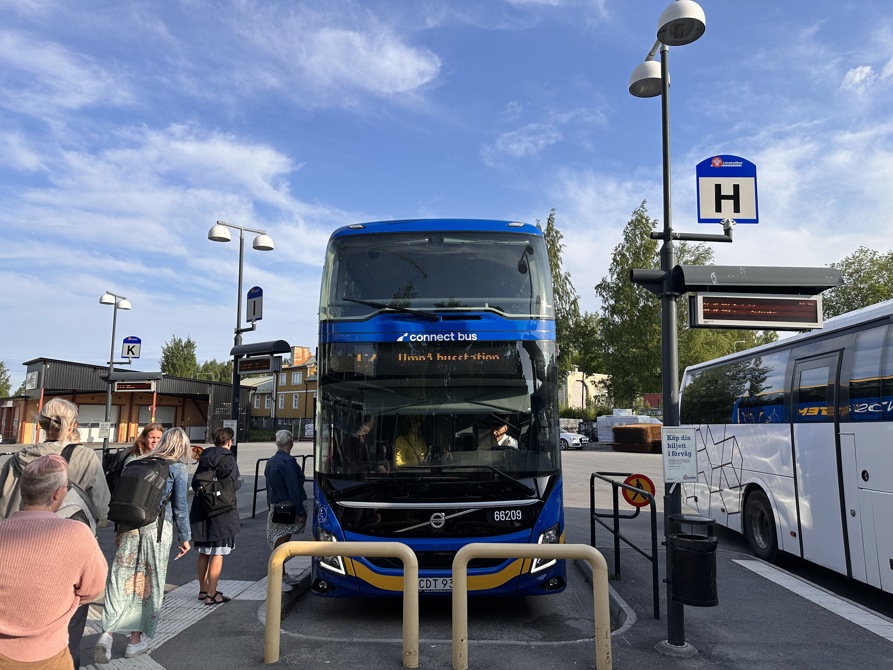 Resenärer kliver ombord på bussen på Skellefteå Busstation