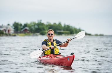 Bussresenär Peter paddlar kajak