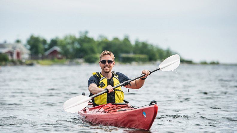 Bussresenär Peter paddlar kajak