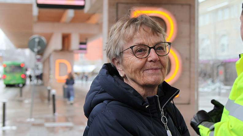 En glad bussresenär