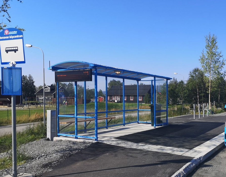 Busskur och skylt vid hållplatsen Hemavan Köpcenter
