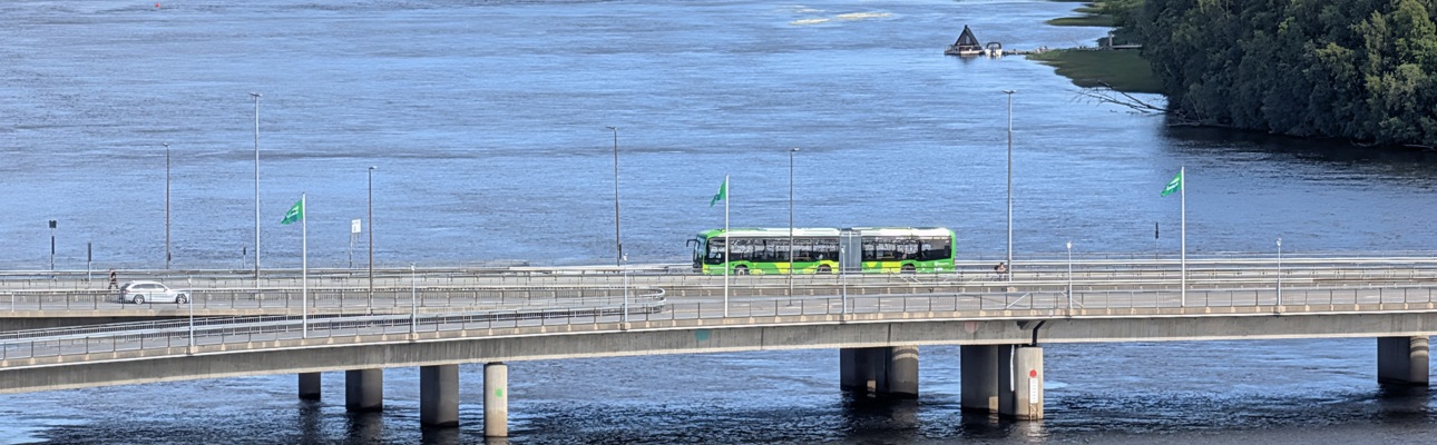 Ultrabuss kör på bro