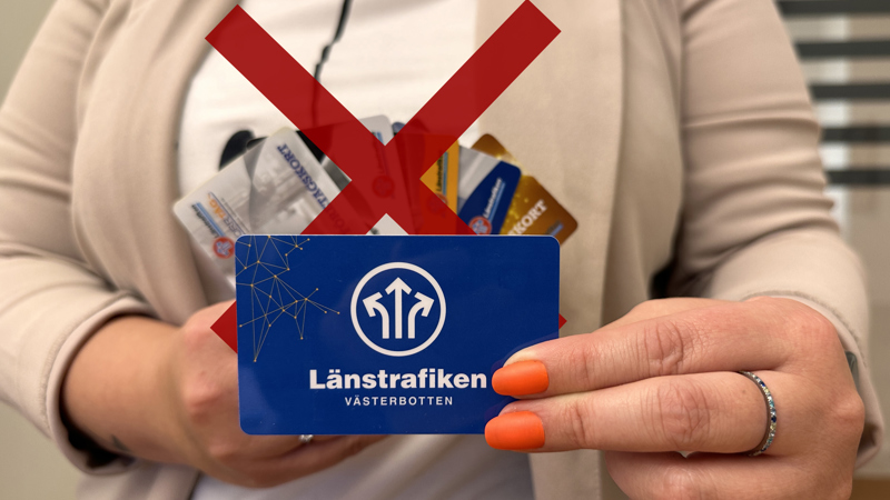 Kvinna visar nytt busskort, gamla kort överkryssade