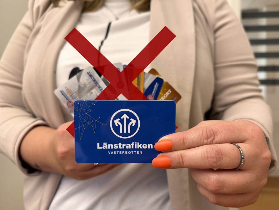 Kvinna visar nytt busskort, gamla kort överkryssade