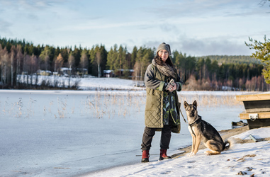 Bussresenär Lena med sin hund