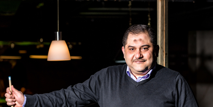 Bussförare Raed spelar biljard